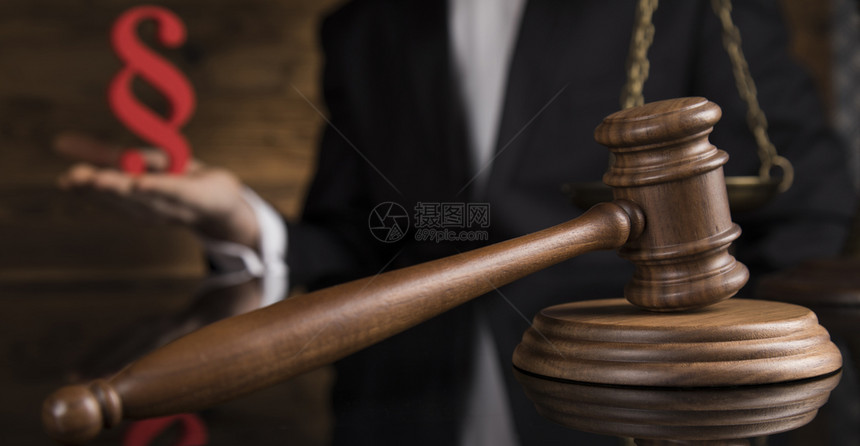司法公正和律概念审判室的男法官图片