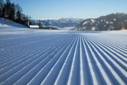 冬季山脉全景和滑雪斜坡图片