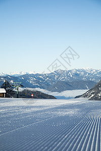 冬季山脉和滑雪斜坡全景图片