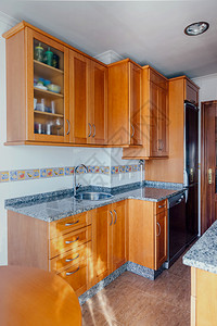 厨房内有木制家具和不锈钢器件图片
