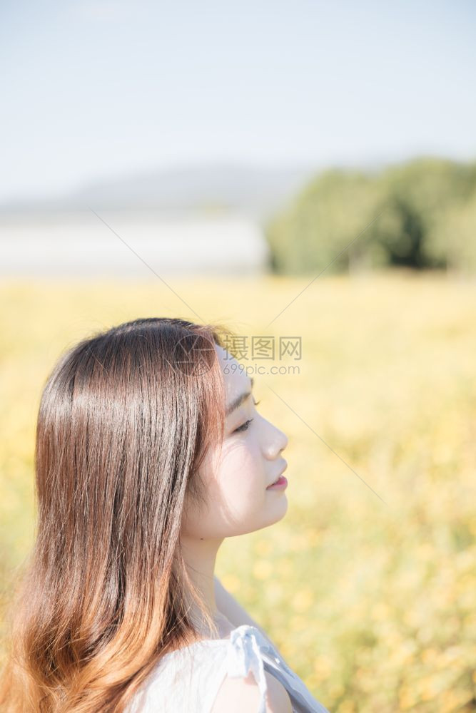 年轻女在花园中微笑的肖像图片