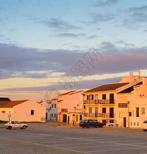 传统脚下城市建筑和停车场汽的日落景色图片