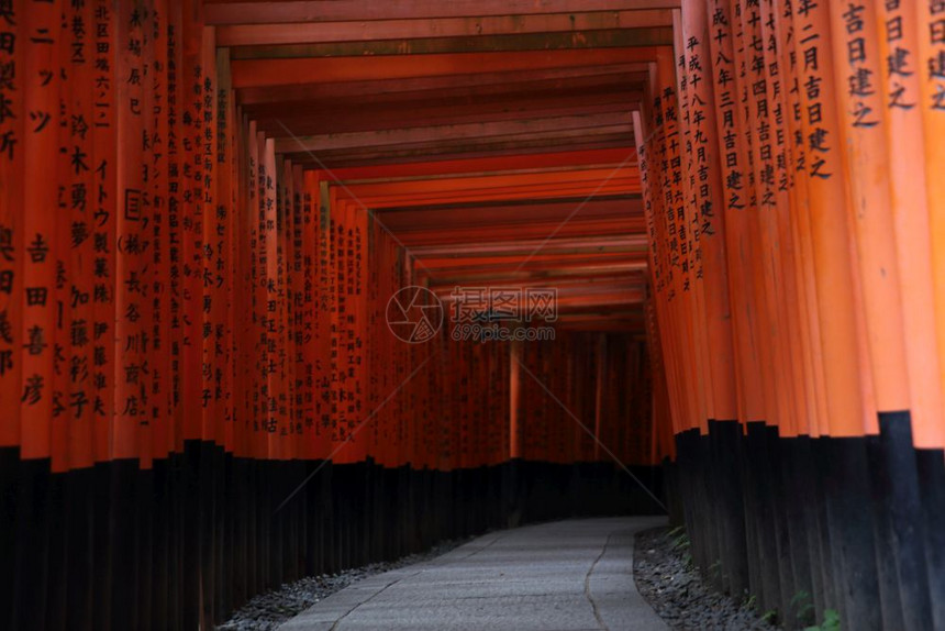 在日本京都的fushimInar神庙图片