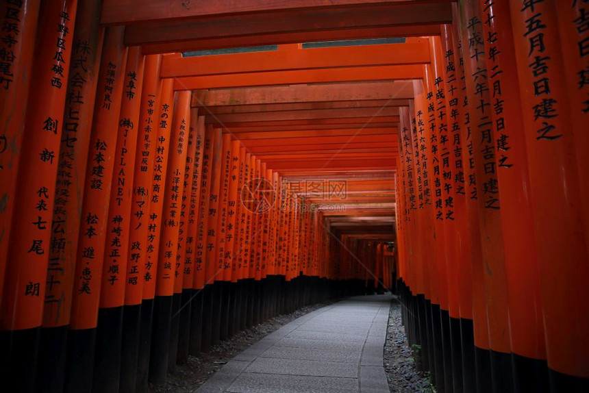 在日本京都的fushimInar神庙图片
