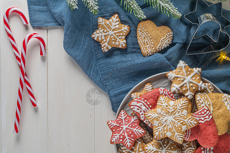 圆形姜饼新年或明月的木背景包括圆形树枝圣诞装饰节姜面包饼干圣诞节糖果复制空间从上方查看背景