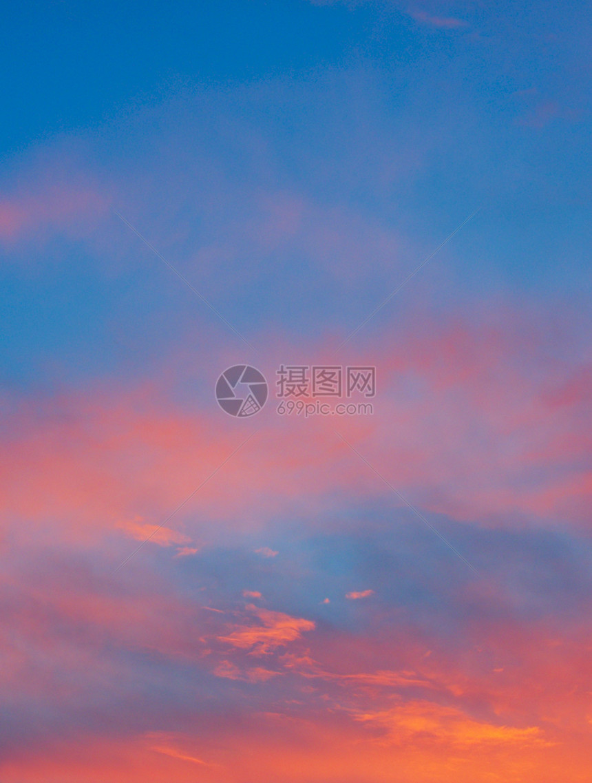 日落时有云的多彩色的天空图片