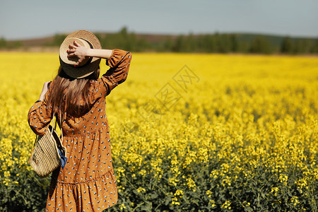 穿着草帽和花裙的女孩穿着花包位置是后视图片