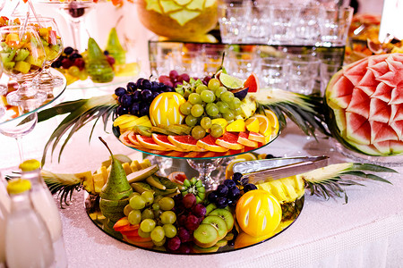 新鲜的异国有机水果餐桌上盘子里的小点心各种和零食盛宴时的餐饮美味餐桌盛装的宴席背景图片