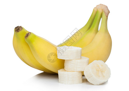 新鲜成熟的有机香蕉集群白色上有切片图片