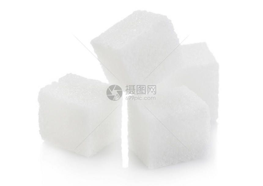 白色上的天然糖立方体近距离拍摄图片