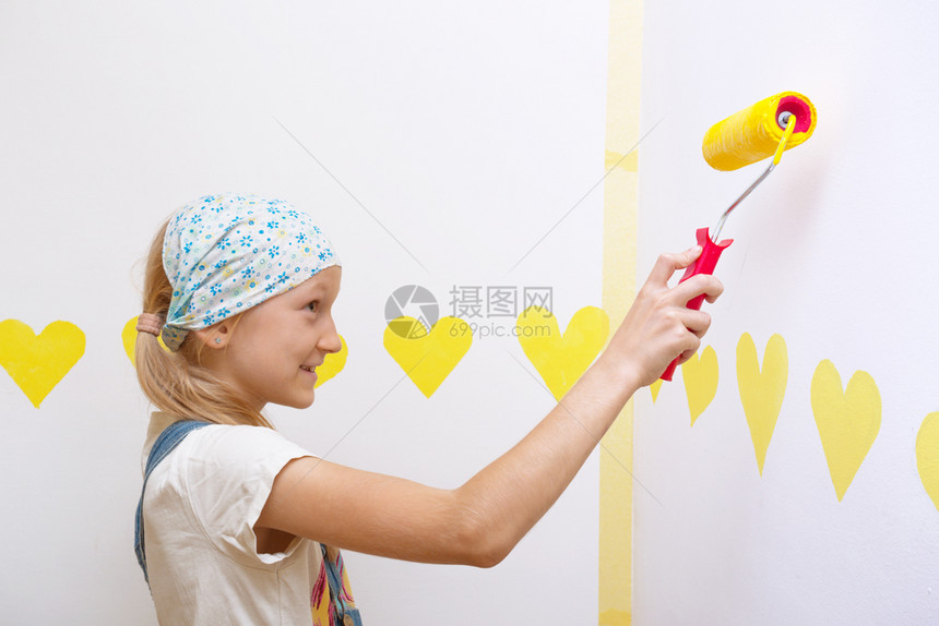 小女孩在墙上画黄色图片