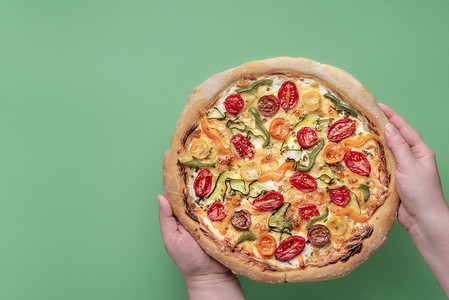绿色背景的比萨饼春素食意大利披萨传统的夏季午餐超越美味比萨饼的视野图片