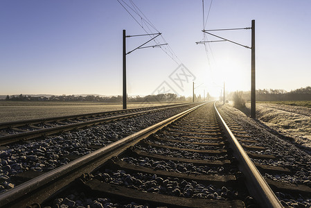 德国铁路基础设施在斯恰比什大厅德国通往太阳光的正前方图片