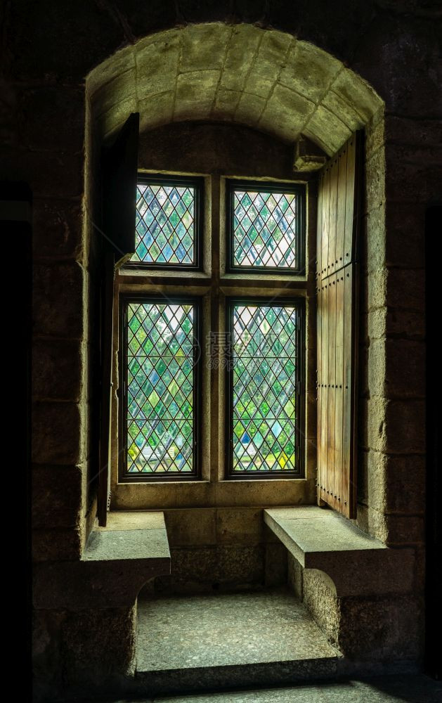 北Portugal的mres的bgnzWiht窗口座椅公爵宫的厚石墙图片