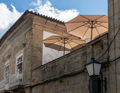 在古老的吉马拉人镇屋顶餐厅的雨伞高清图片