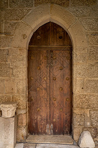 在吉马拉斯历史修道院内坚固的木柴和加拱门图片