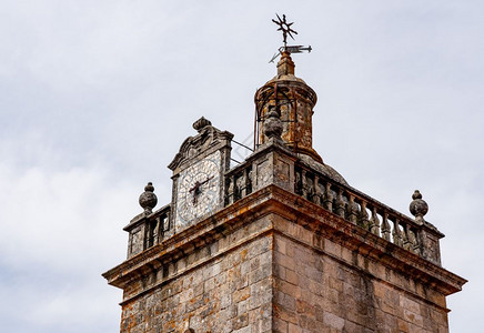古老城面的教堂大楼或上的钟和风车详情图片
