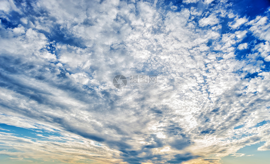 泛的蓝色夏日天空飘的白云图片