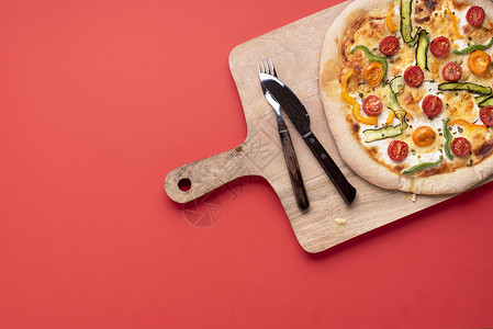 与西红柿和的春披萨和西红柿的松木板上切片完全无缝的红色背景平躺着披萨图片