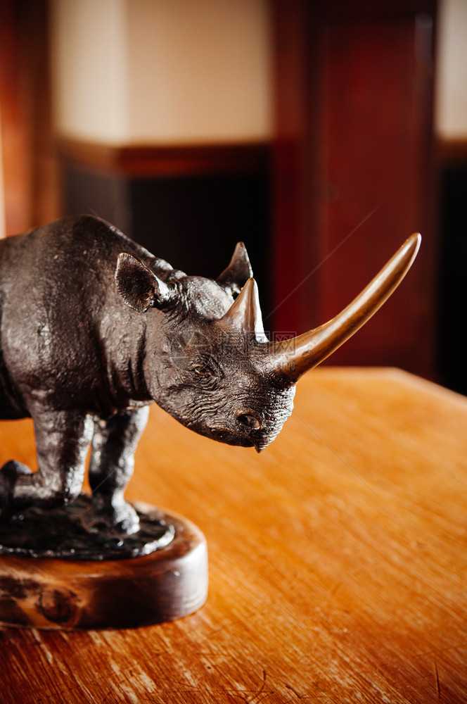 黑色非洲长角犀牛古老的经典金属雕塑图片