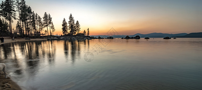 温变甲加州塔霍湖上空的诺温日落背景