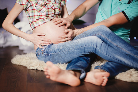 年轻夫妇期待婴儿的诞生图片