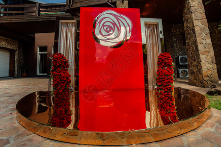 婚礼仪的拱门装饰红玫瑰花和绿色婚礼装饰图片