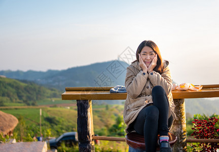 每天早上坐着愉快地喝咖啡早上在山吃面包快乐地坐着图片