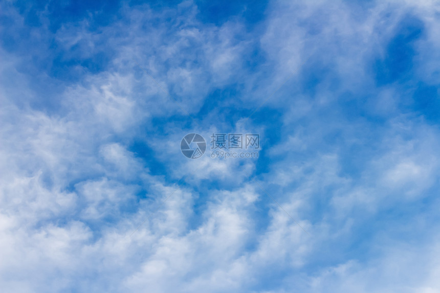 云层形成一团以对抗蓝天图片