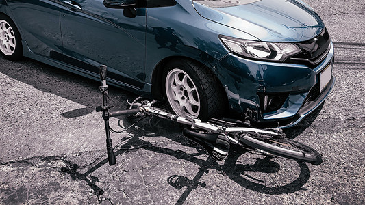 私家车与自行车发生了碰撞的现场图片