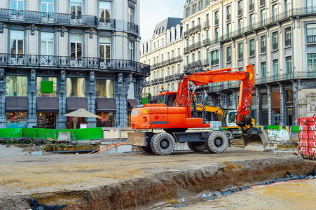 挖土机在市区修筑道路图片