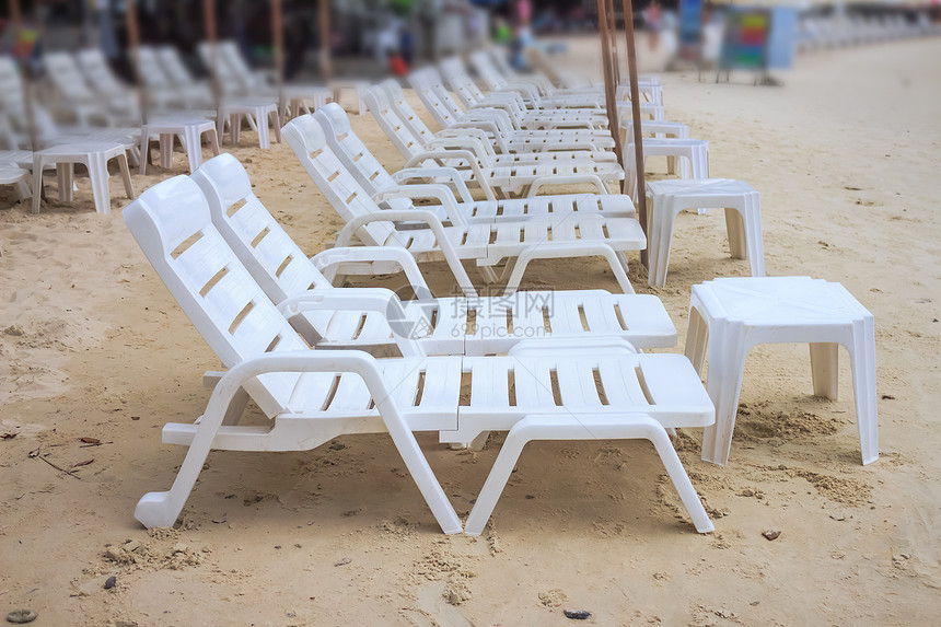 在沙滩上放松坐椅图片