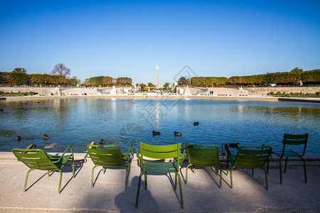 法国巴黎的杜伊勒里花园池塘方尖碑和凯旋门杜乐丽花园池塘方尖碑和凯旋门巴黎法国背景