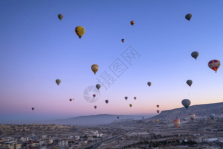 2019年月日空中美丽的气球飞行风景图片