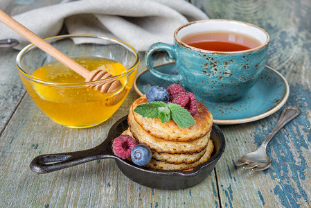 煎饼早餐和蜂蜜红茶图片