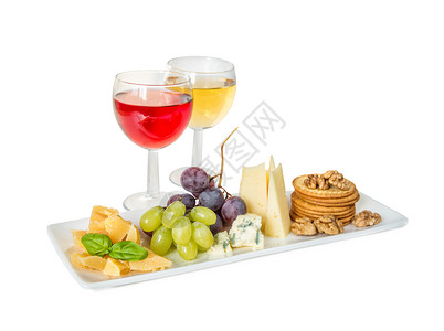 白葡萄和红酒瓷板上不同种类的奶酪葡萄和巴锡叶白底图片