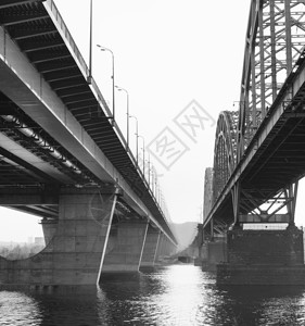 两座平行桥铁路和新的达米茨基桥背景图片