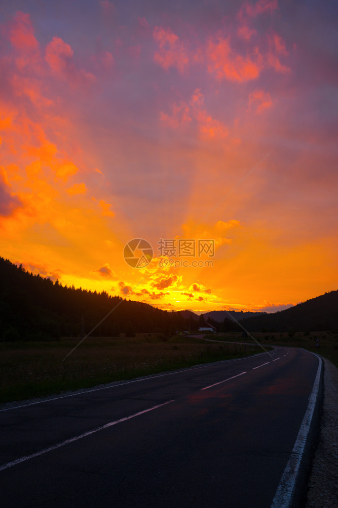 罗马尼亚公路日落的美景图片