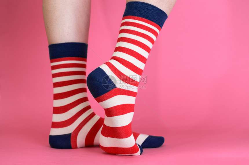 粉红背景的条纹亮袜子时装光滑的袜子图片