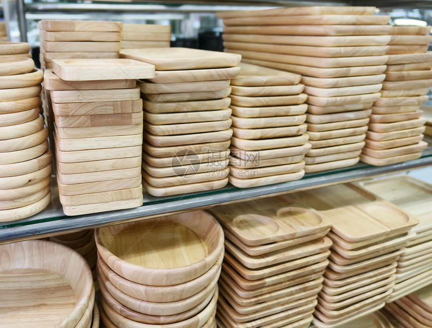 商店中的木制桌餐具堆叠图片
