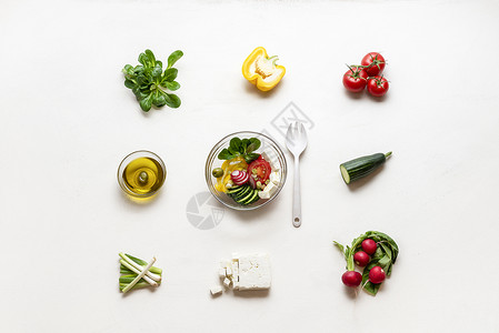 用新鲜蔬菜乳酪和橄榄油制成希腊沙拉图片