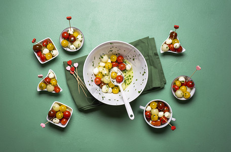 意大利沙拉加樱桃番茄甜瓜和马扎里拉球绿色背景新鲜夏季沙拉松果部分图片