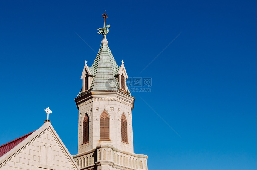 与蓝色冬季天空相对的哈科达特天主教堂钟楼在摩托马基区著名的景点罗马天主教古教堂的哥特建筑图片