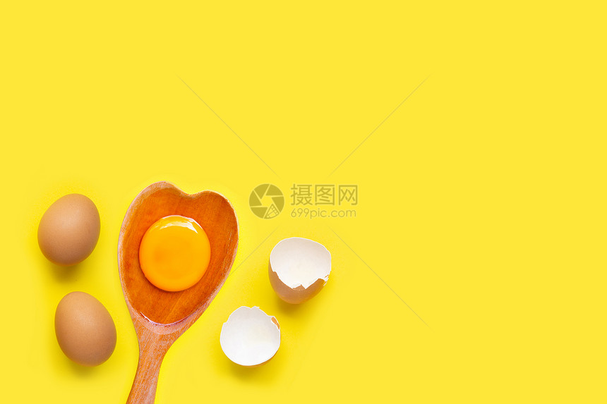 黄色背景的蛋顶视图图片