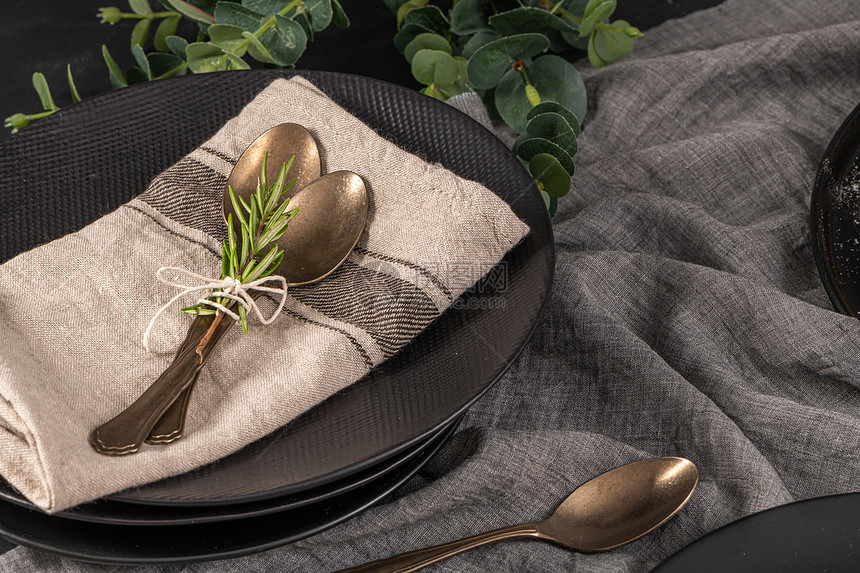 表格设置背景和复制空间餐巾纸银器和迷迭香树枝的背景勺子餐具图片