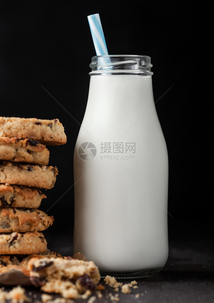 牛奶和葡萄燕麦曲奇图片