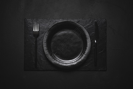 黑墨镜中的空盘子和餐具黑晚安排盘子和桌上的餐具空盘子平板图片
