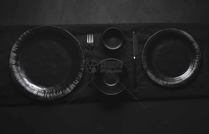 黑餐具碗和空盘黑桌上的平板所有黑餐具晚设置空盘图片