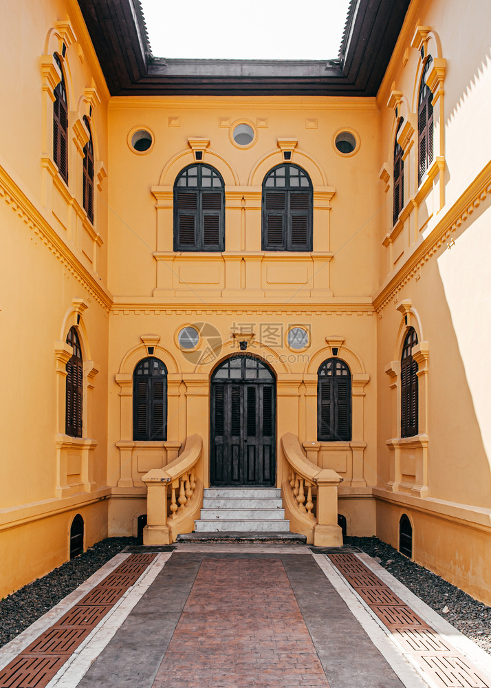 2019udonthailnd古老的黄色法国殖民建筑工匠窗户和门框图片