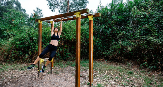 女运动员在公园里做猴子锻炼图片